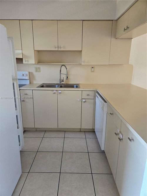 409-8425 Nw 8th St, Miami, FL, 33126-3775 | Card Image