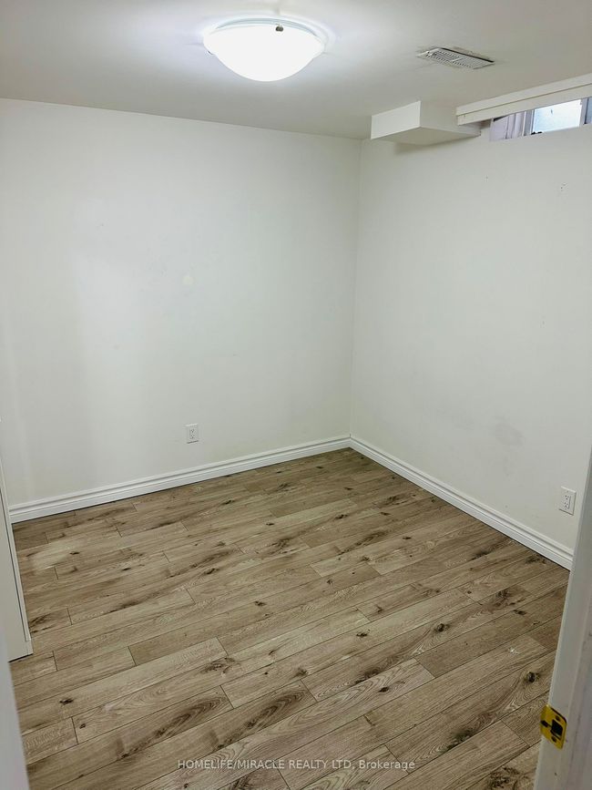 1439 Emerson Lane, Home with 2 bedrooms, 1 bathrooms and 2 parking in Mississauga ON | Image 6