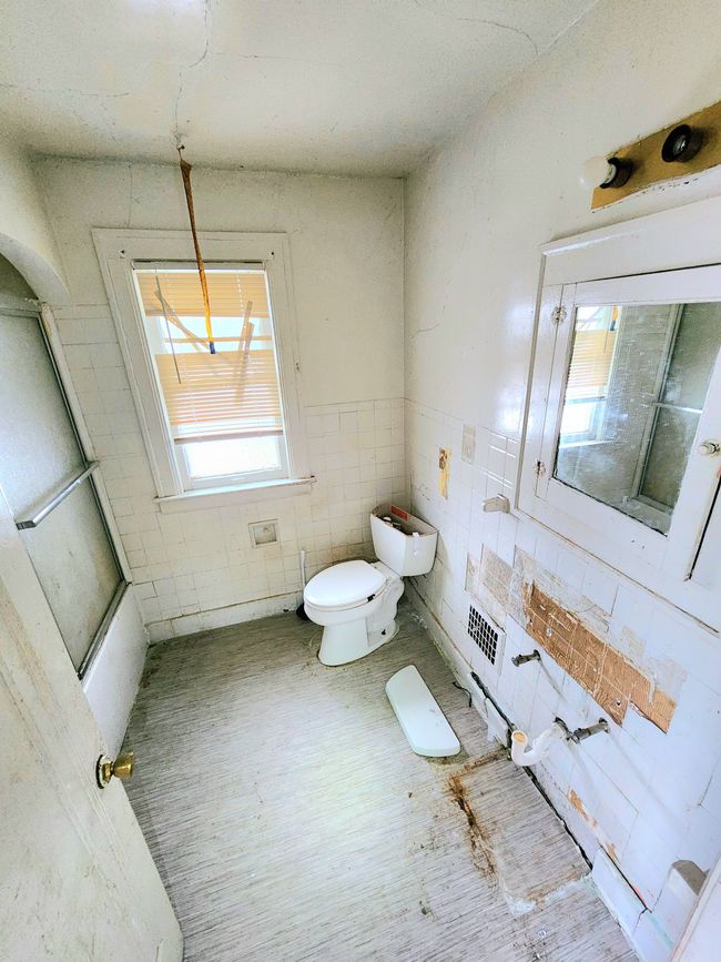 5953 Lakeview St, House other with 3 bedrooms, 2 bathrooms and null parking in Detroit MI | Image 8