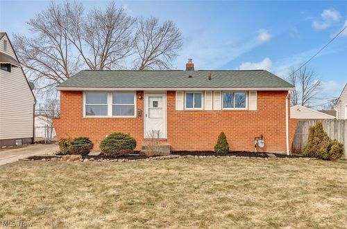 6330 Sandfield Dr, Brook Park, OH, 44142-3750 | Card Image