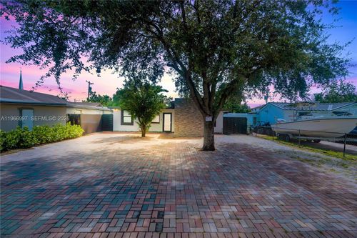 411 N 61st Ave, Hollywood, FL, 33024-7911 | Card Image