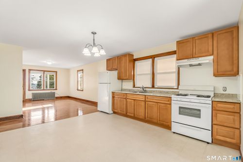 24 Pilgrim Ave, Waterbury, CT, 06704-2904 | Card Image