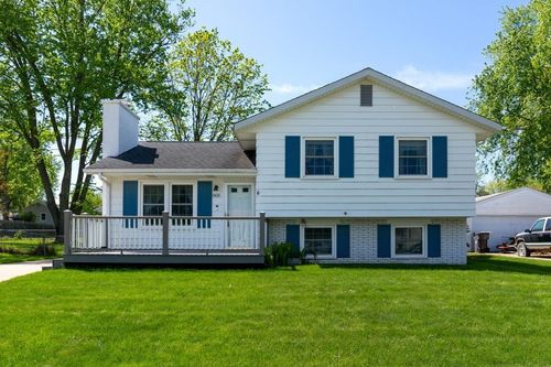805 Lilac Ln, Cedar Falls, IA, 50613-5335 | Card Image