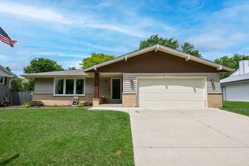 300 E Parkway Estates Dr, Oak Creek, WI, 53154-4523 | Card Image