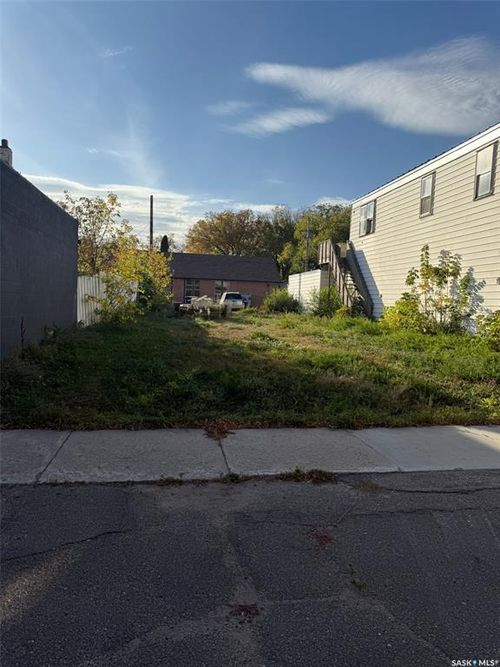 619 Av H S, Saskatoon, SK, S7M1X1 | Card Image