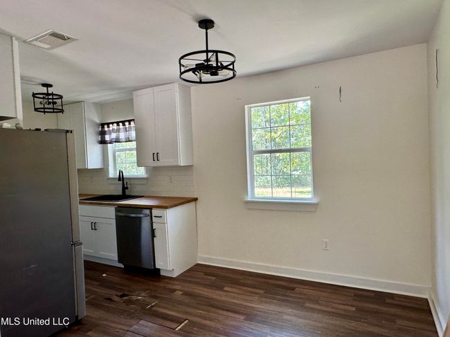 dining area | Image 14