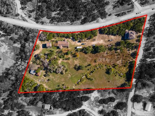 989 Oil Wl, Pipe Creek, TX, 78063-5217 | Card Image