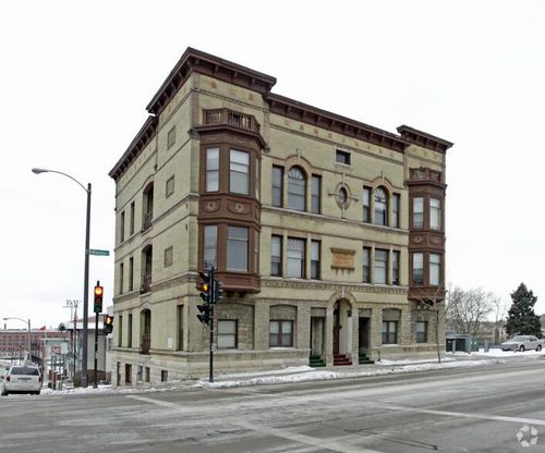 328 E Knapp St, MILWAUKEE, WI, 53202-2512 | Card Image