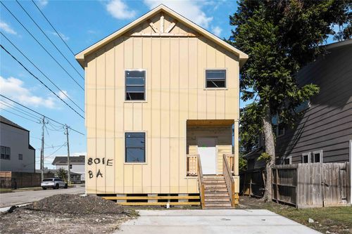 801 E 32nd 1/2 St, Houston, TX, 77022-5812 | Card Image