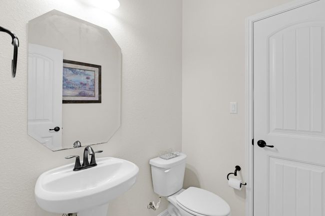 Half bathroom/ Powder room | Image 19