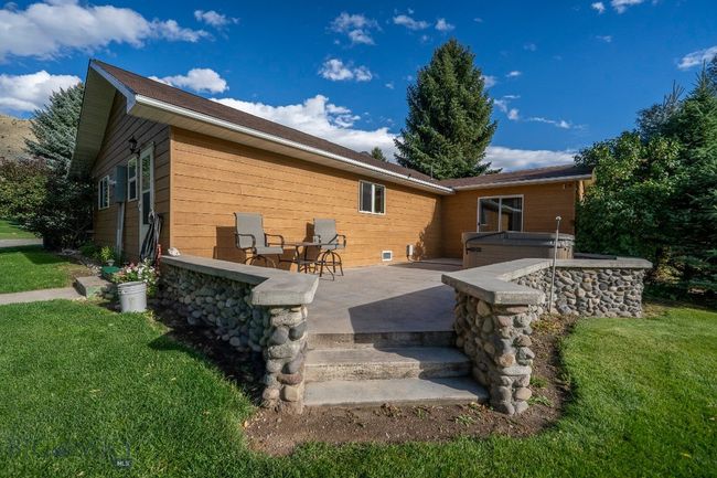 1077 Us Highway 89 S, House other with 3 bedrooms, 3 bathrooms and null parking in Gardiner MT | Image 7