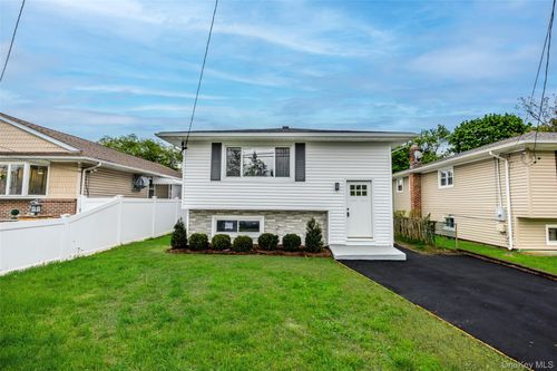 66 4th Ave, Westbury, NY, 11590-2624 | Card Image
