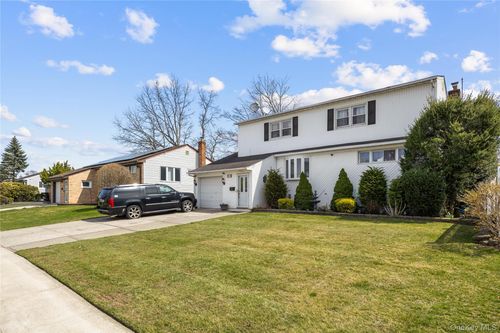 21 Darewood Ln, Valley Stream, NY, 11581-2407 | Card Image