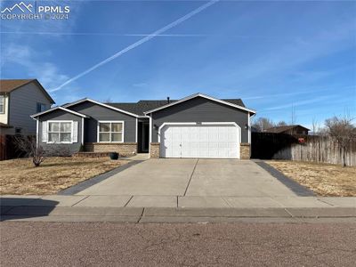 940 Stargate Drive, House other with 5 bedrooms, 2 bathrooms and 2 parking in Colorado Springs CO | Image 2