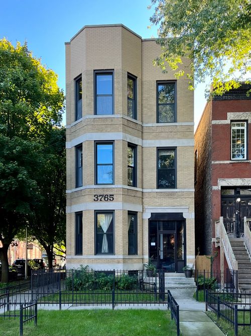 2e-3765 N Kenmore Ave, Chicago, IL, 60613-2905 | Card Image