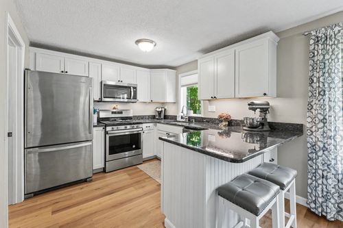 3 Salisbury Rd, Nashua, NH, 03064-1756 | Card Image