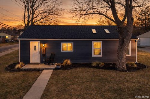34590 Stellwagen St, Wayne, MI, 48184-2352 | Card Image