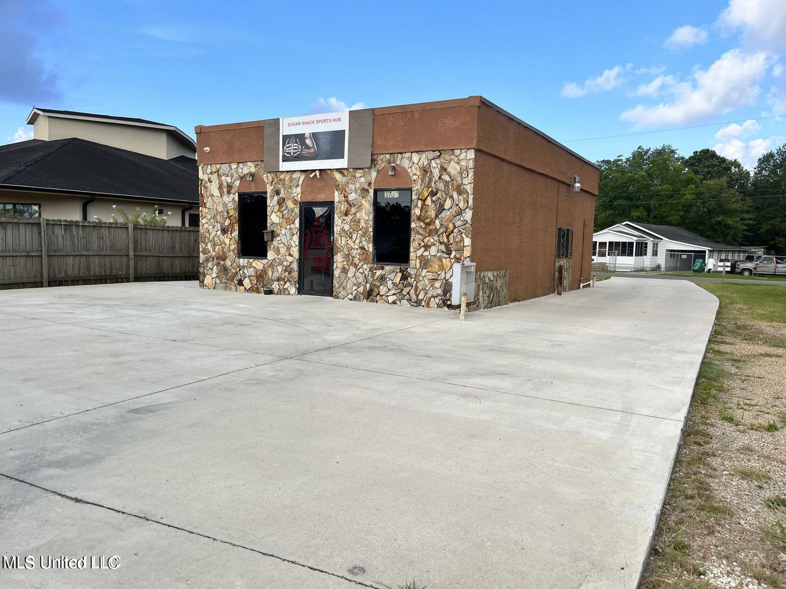 3731 Main St, Moss Point, MS 39563