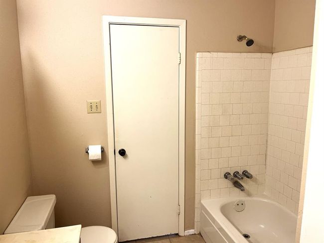 tub/shower area.... | Image 13
