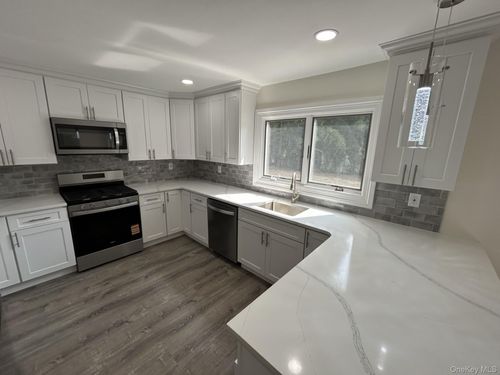 5 Poplar Ct, Miller Place, NY, 11764-2724 | Card Image