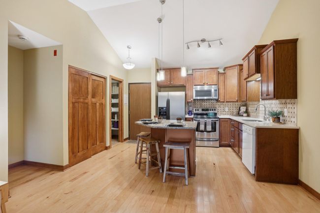 6-web-or-mls-Plymouth Blvd 318-006.jpg | Image 8