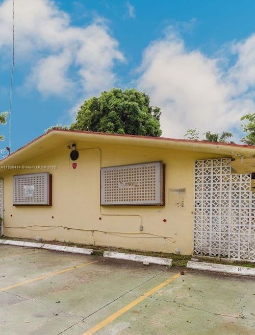 780 Ne 127th St, North Miami, FL, 33161-4856 | Card Image