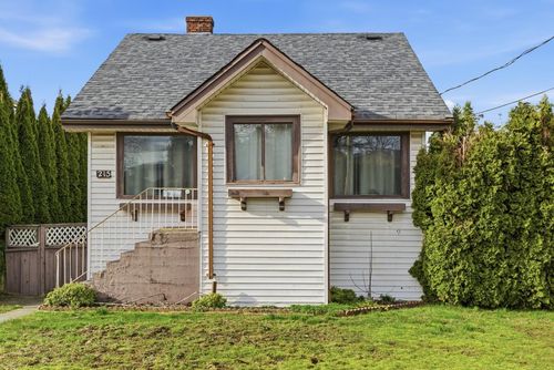 215 Eighth Avenue, New Westminster, BC, V3L1Y1 | Card Image