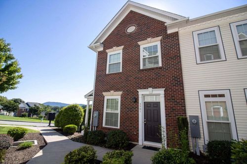 3901 Colonial Green Cir Sw, Roanoke, VA, 24018-4055 | Card Image