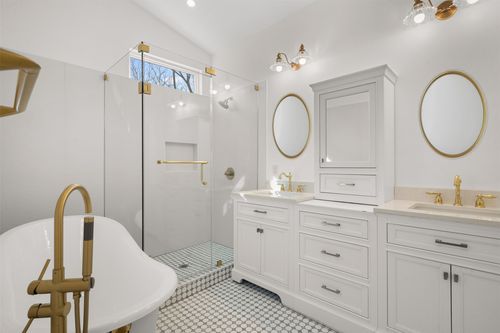 1019 W 4th St, Taylor, TX, 76574-2407 | Card Image