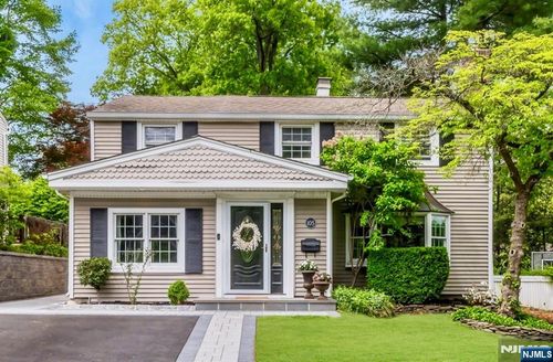 105 Bergen Ave, Waldwick, NJ, 07463-2110 | Card Image