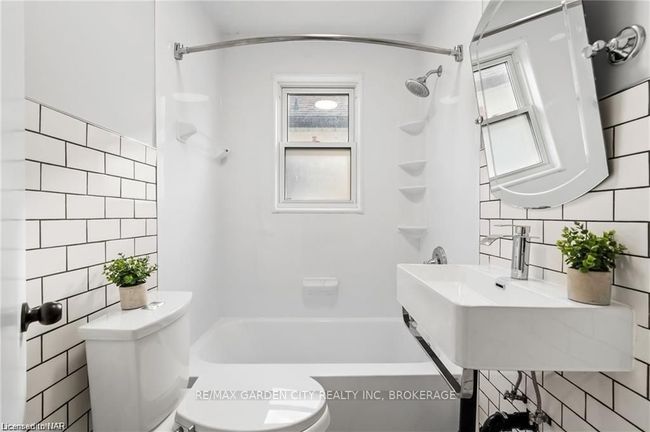 246 York St, House other with 3 bedrooms, 2 bathrooms and 3 parking in Saint Catharines ON | Image 21