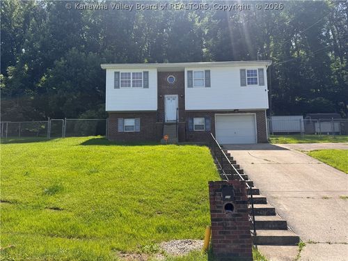 111 Phyllis Dr, Charleston, WV, 25302-4325 | Card Image