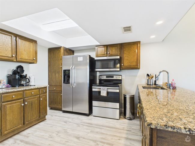 Kitchen with stainless steel appliances, a peninsula. | Image 12