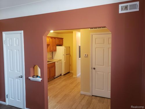 71 E Great Lakes St, River Rouge, MI, 48218-1585 | Card Image