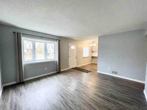 21520 Maple St, Saint Clair Shores, MI, 48081-2214 | Card Image