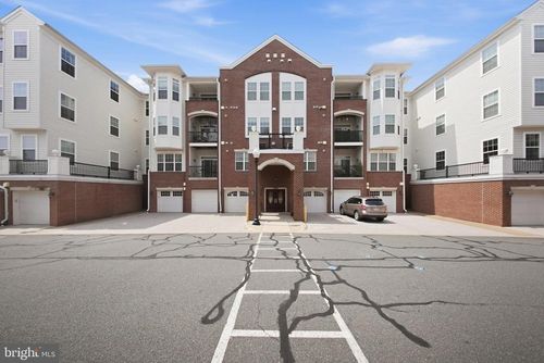 402-9202 Charleston Dr, Manassas, VA, 20110-2833 | Card Image