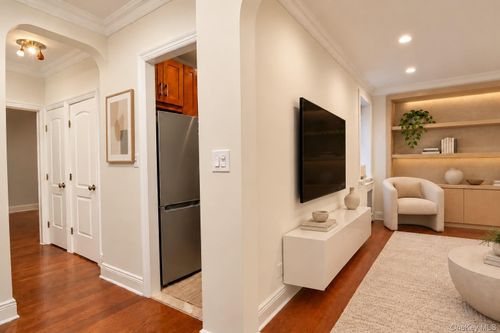 1l-21 Barstow Rd, Great Neck, NY, 11021-2205 | Card Image