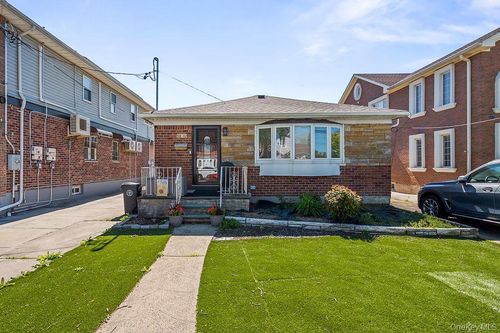 58-12 264th St, Little Neck, NY, 11362 | Card Image