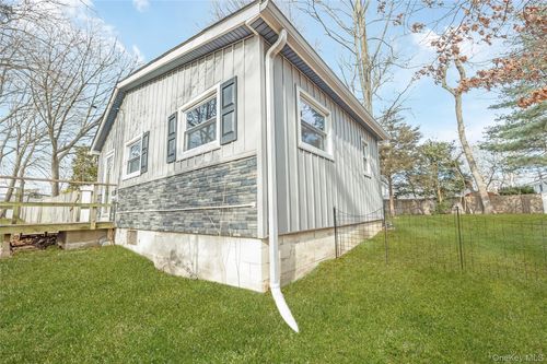 7 1st St, Nesconset, NY, 11767-2305 | Card Image