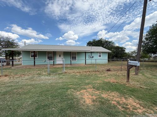 611 Meerscheidt St, Dilley, TX, 78017-4111 | Card Image