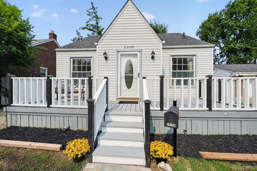 23129 Oakwood Ave, Eastpointe, MI, 48021-3543 | Card Image