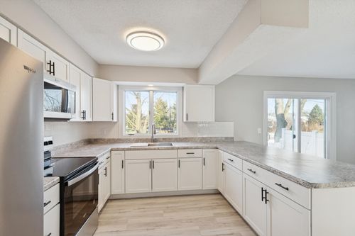 3750 Eastwood Ct, Bettendorf, IA, 52722-2858 | Card Image