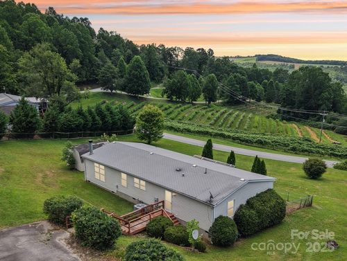 122 Dena Nix Ln, Hendersonville, NC, 28792-8704 | Card Image