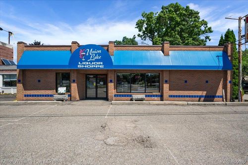 2515 Union Lake Rd, Commerce Twp, MI, 48382-3555 | Card Image