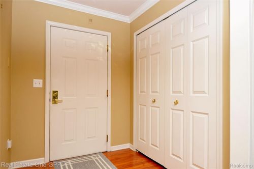 303-26 Pointe Park Pl, Grosse Pointe Park, MI, 48230-1381 | Card Image