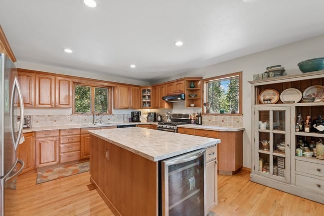 Lots of counter space | Image 39
