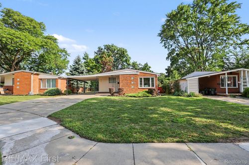 22437 Sunnyside St, Saint Clair Shores, MI, 48080-2441 | Card Image