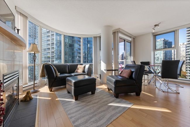 1706 - 1077 Marinaside Crescent, Condo with 2 bedrooms, 2 bathrooms and 1 parking in Vancouver BC | Image 3