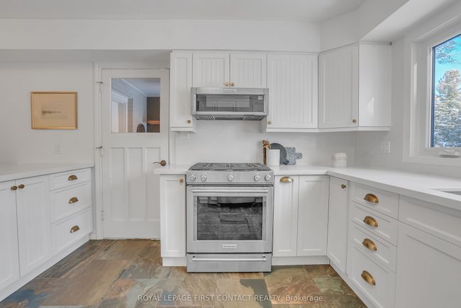 11 Vernar Dr, House other with 4 bedrooms, 3 bathrooms and 6 parking in Midhurst ON | Image 9