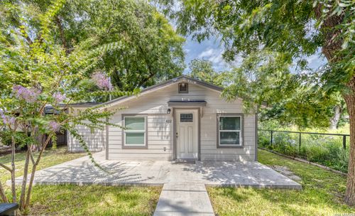 422 Apolino St, Uvalde, TX, 78801-5834 | Card Image